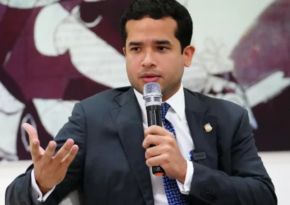 Omar Fernández denuncia “reforma fiscal por cuotas” tras aumento del marbete