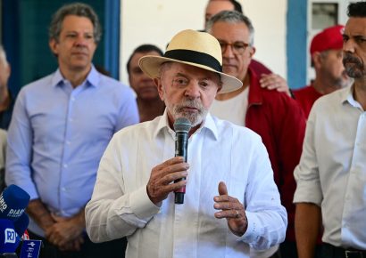 Lula vota confiado en São Bernardo y asegura que ganará