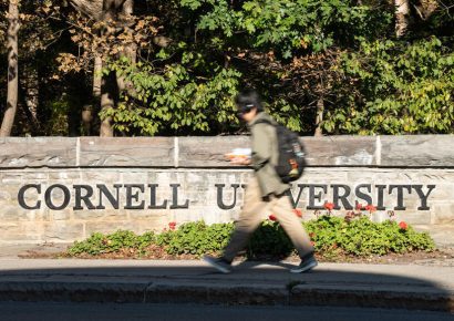 Presidente de Cornell descarta renunciar pese a perder la confianza de parte de la comunidad universitaria