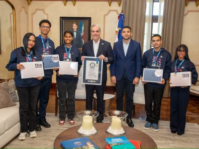 Abinader entrega becas y computadoras a jóvenes que rompieron récord mundial de lectura