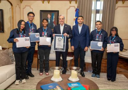 Abinader entrega becas y computadoras a jóvenes que rompieron récord mundial de lectura