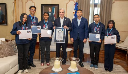 Abinader entrega becas y computadoras a jóvenes que rompieron récord mundial de lectura