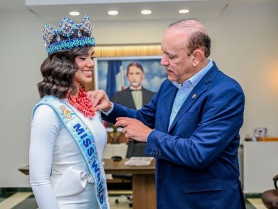 Miss Mundo 2026 recibe homenaje del Ayuntamiento de Santiago