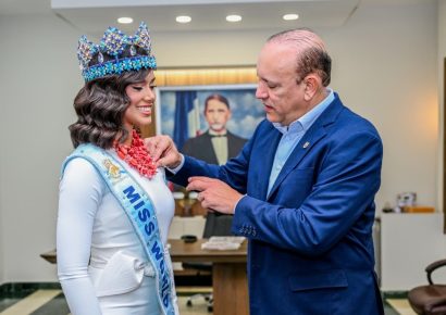 Miss Mundo 2026 recibe homenaje del Ayuntamiento de Santiago