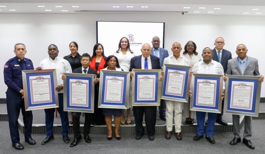 Diputados reconocen a artistas, deportistas y líderes comunitarios