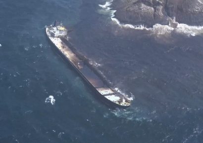 Derrame de petróleo de un buque cisterna contamina playas de Emiratos Árabes Unidos, cerca de Ormuz
