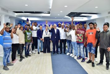 Miguel Vargas acusa al Gobierno de incumplir promesas y juramenta dirigentes en Barahona