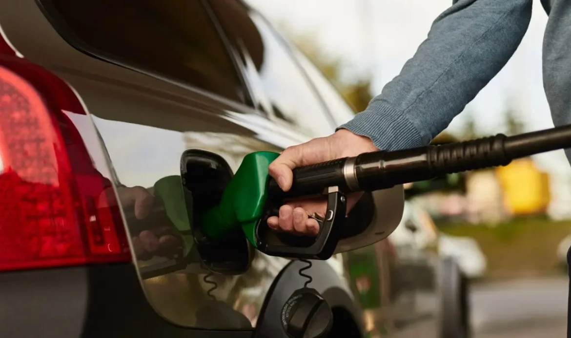 Pese al aumento internacional, Gobierno mantiene sin cambios los precios de los combustibles