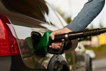 Pese al aumento internacional, Gobierno mantiene sin cambios los precios de los combustibles