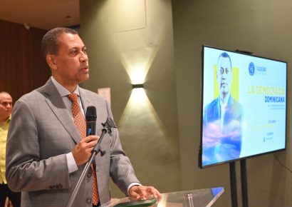 Guido Gómez Mazara impartió conferencia sobre los avances y desafíos de la democracia dominicana en el Club Naco