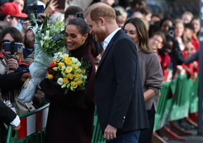 Los duques de Sussex, Enrique y Meghan, reaparecieron juntos en público este jueves en Nottingham, Inglaterra, durante una actividad solidaria, marcando su primera aparición conjunta en el Reino Unido desde su regreso en agosto. reaparecen juntos en el Reino Unido durante una jornada benéfica, por primera vez desde su regreso de EE. UU.