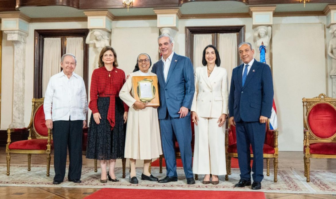 Abinader reconoce a Ellis Pérez y al Hogar de Ancianos Nuestra Señora del Carmen por su aporte a los adultos mayores