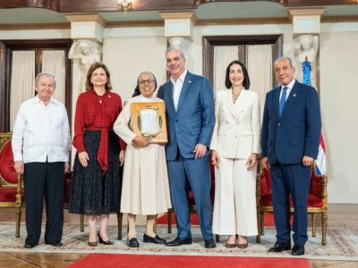 Abinader reconoce a Ellis Pérez y al Hogar de Ancianos Nuestra Señora del Carmen por su aporte a los adultos mayores
