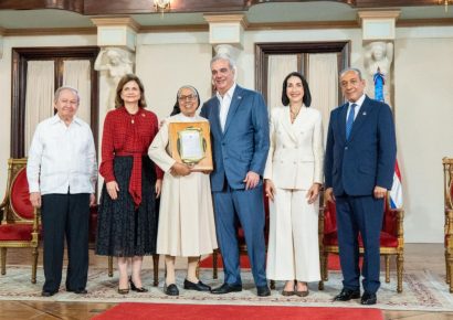 Abinader reconoce a Ellis Pérez y al Hogar de Ancianos Nuestra Señora del Carmen por su aporte a los adultos mayores