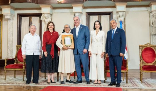 Abinader reconoce a Ellis Pérez y al Hogar de Ancianos Nuestra Señora del Carmen por su aporte a los adultos mayores