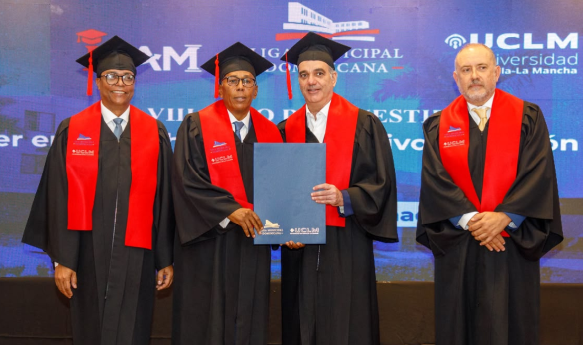 Abinader encabeza graduación de 50 profesionales de la maestría en Derecho Administrativo y Gestión Municipa