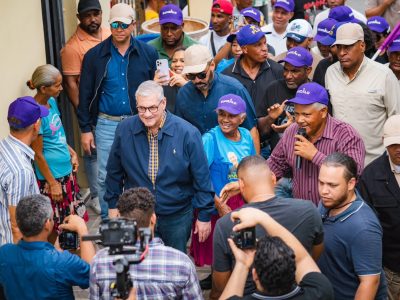 Gonzalo Castillo promete oportunidades en recorrido por Monseñor Nouel