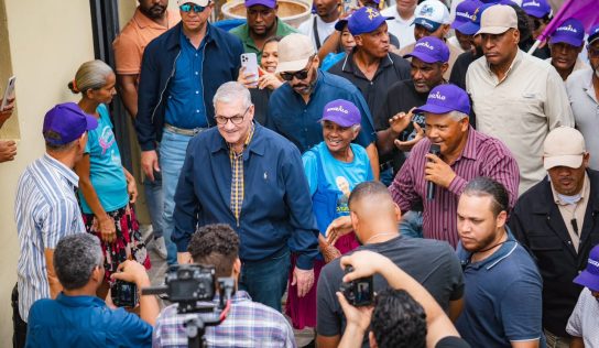 Gonzalo Castillo promete oportunidades en recorrido por Monseñor Nouel