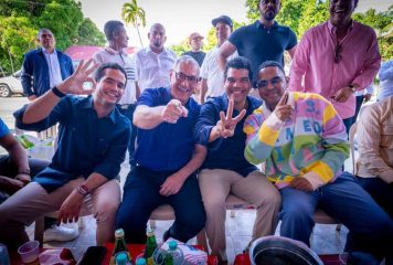 Embajadora de EE.UU. comparte dominó con Gonzalo Castillo, Alofoke y Omar Fernández