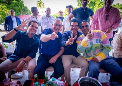 Embajadora de EE.UU. comparte dominó con Gonzalo Castillo, Alofoke y Omar Fernández