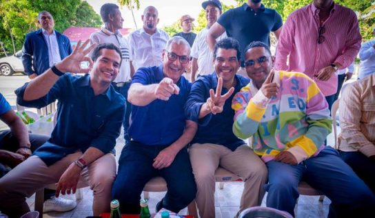 Embajadora de EE.UU. comparte dominó con Gonzalo Castillo, Alofoke y Omar Fernández