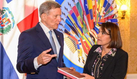 Roberto Álvarez dona a la OEA dos libros sobre la diplomacia dominicana frente a la crisis haitiana