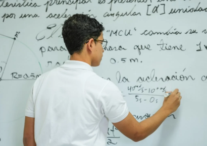Gobierno reconoce a dos estudiantes dominicanos por sus logros en olimpiadas académicas