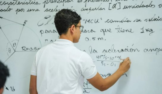 Gobierno reconoce a dos estudiantes dominicanos por sus logros en olimpiadas académicas