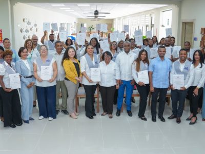 Infotep entrega primeros certificados en Escuela Guarocuya