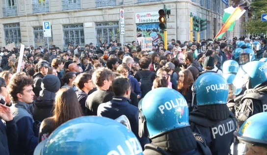 Miles de jóvenes protestan en Milán contra el alto costo de la vida y el despliegue policial