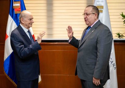 Ministro Magín Díaz juramenta a Quico Tabar como director general transitorio de Juegos de Azar