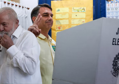 Lula y Flávio Bolsonaro votan temprano en primera vuelta