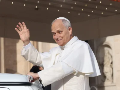Papa León XIV reaparece en público tras cirugía por cáncer de pulmón y agradece las oraciones de los fieles