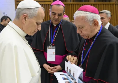La crisis de desaparecidos en México llega al Vaticano con un libro entregado al papa León XIV