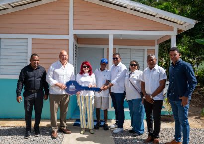 Propeep entrega vivienda digna a agricultor de 84 años en Samaná