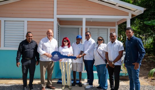 Propeep entrega vivienda digna a agricultor de 84 años en Samaná