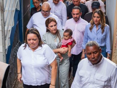 Carolina Mejía recorre La Yuca del Naco con agenda comunitaria