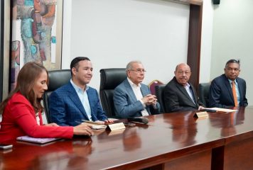 Danilo Medina y directivos de la AIRD analizan situación económica del país