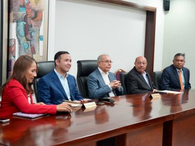 Danilo Medina y directivos de la AIRD analizan situación económica del país