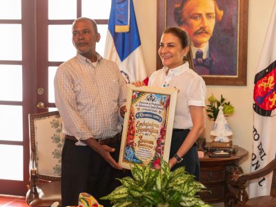 Reconocen a Carolina Mejía como embajadora del larimar dominicano