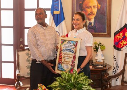 Reconocen a Carolina Mejía como embajadora del larimar dominicano