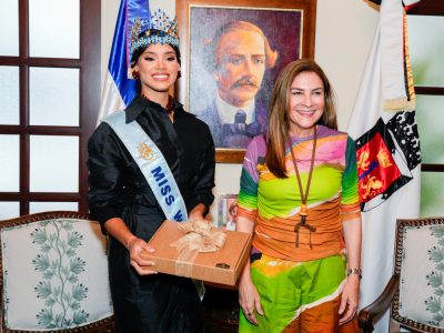 Carolina Mejía reconoce a Miss Mundo 2026, Joheirry Mola, como hija adoptiva de Santo Domingo