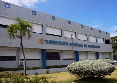 Envían a prisión a inspector de Migración acusado de permitir salida de dos personas con impedimento