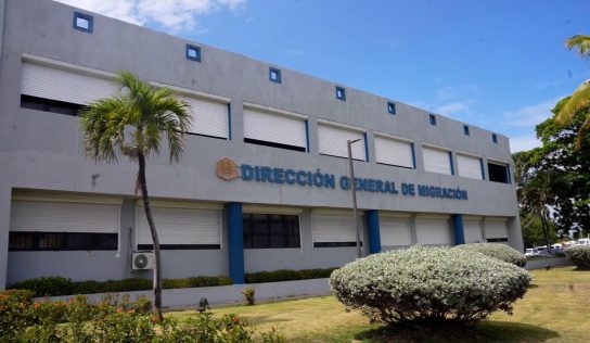 Envían a prisión a inspector de Migración acusado de permitir salida de dos personas con impedimento