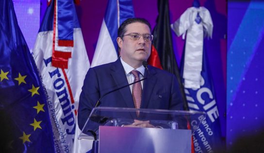 Ministro Sanz Lovatón exhorta a jóvenes en Emprendelab a creer en sus ideas y aprovechar las oportunidades que ofrece el país