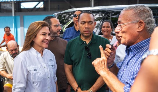 Carolina Mejía impulsa jornada de limpieza comunitaria en el sector 30 de Mayo