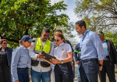 Carolina Mejía supervisa remozamiento del parque Enriquillo, cuyos trabajos avanzan en un 66 %