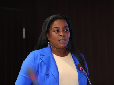 Video muestra cómo diputada Millys Martínez se habría colocado ella misma las esposas