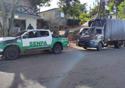 Medio Ambiente y SENPA desmantelan cinco estructuras y detienen a 30 personas en Jarabacoa y Constanza