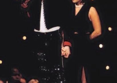 ¿Sabías que las rodilleras de Michael Jackson en los MTV de 1994 decían “Dominican”?